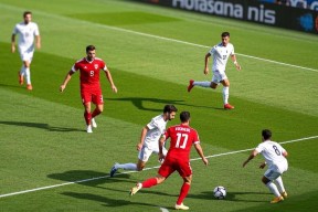 bob体育官网-关于亚眠战平昂热，法国足球赛场争夺激烈的信息