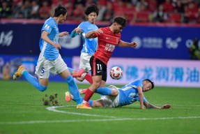 bob体育官方入口-足球场上发生激烈碰撞，精彩纷呈